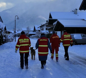 Rettungshundeführer der DLRG im Allgäu bei einer winterlichen Übung
