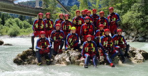 Neue Strömungretter der DLRG Bayern bei ihrer Ausbildung im Gebirgsfluss an der Tiroler Grenze