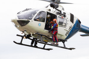 Die Bayerische Bereitschaftspolizei fliegt sie zum Einsatz: Die Hubschraubergestützten Wasserretter der DLRG Bayern 
