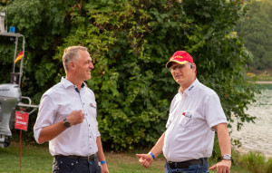 Präsident Manuel Friedrich und Vizepräsident Jürgen Temmler von der DLRG Bayern beim Besuch des Kanzlers 