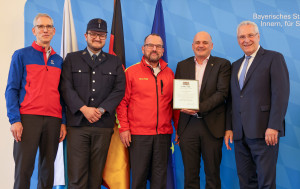 Erik Felle, Geschäftsführer der Atlas Copco IAS GmbH (mit Urkunde) , mit Innenminister Joachim Herrmann und und Vertretern der Hilfsorganisationen bei der Verleihung der Auszeichnung 