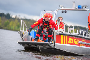 Ein Rettungsschwimmer der DLRG Bayern der sich auf den schwimmirischen Einsatz vorbereitet.