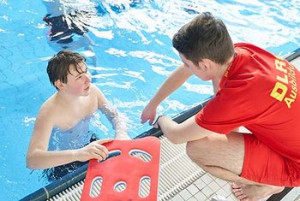 Bei der DLRG werden Schwimmkurse von hoch qualifizierten Ehrenamtlichen durchgeführt.