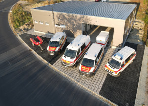 Viel Raum für Ausbildung, drei Fahrzeuge mit Anhängern, Raft und weitere Rettungsgeräte