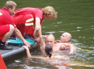 Rettungsschwimmer der DLRG Bayern die im Rahmen einer Übung einen Schwimmer retten.