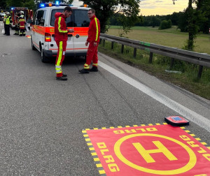 Die DLRG hat auf der Autobahn den Startplatz für ihre Flugdrohne eingerichtet.