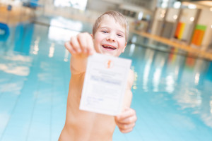 Das Seepferdchen-Abzeichen ist eine tolle Motivation für Kinder, sich mit dem Schwimmenlernen zu beschäftigen. Foto: DLRG, Daniel-Andre Reinelt