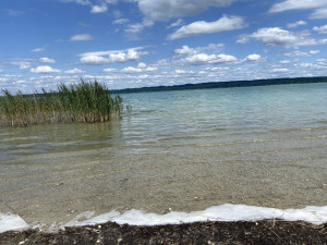 Große Seen in attraktiver Umgebung landen in Bayern zum Wassersport ein.