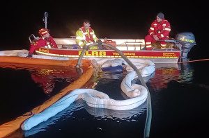 Tag und Nacht war die DLRG im Einsatz, um Dieselöl abzufangen  