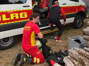 Alarm am Unteren Gaisalpsee: Taucher der DLRG Sonthofen machen sich einsatzklar. 