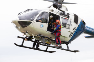 Hubschrauber der Bayerischen Polizei bringen die Luftretter an den Einsatzort