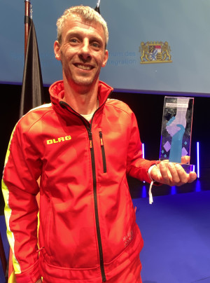 Luftretter Karl Weilharter mit der Engagiert-Preis-Trophäe
