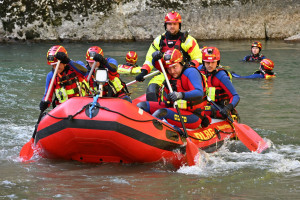 Strömungsretter der DLRG Oberfranken trainieren den Ernstfall im Gebirgsfluss.