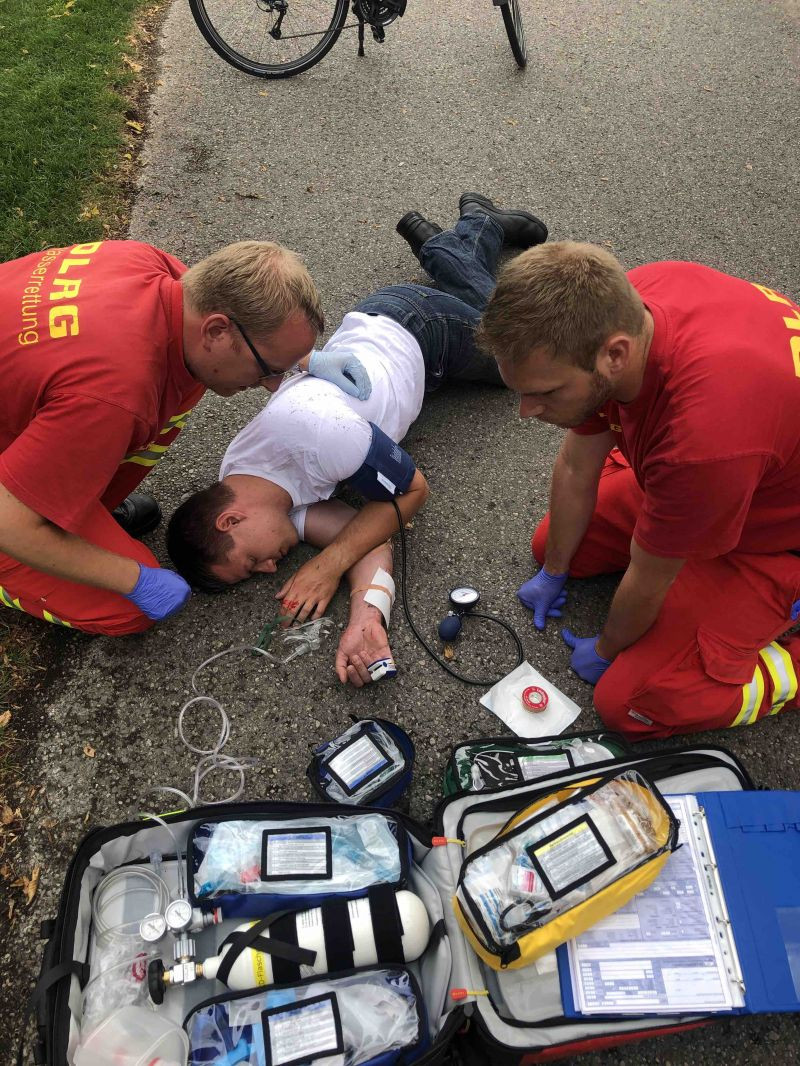 Sanitäter der DLRG München-Mitte leisten Erste Hilfe | Symbolbild