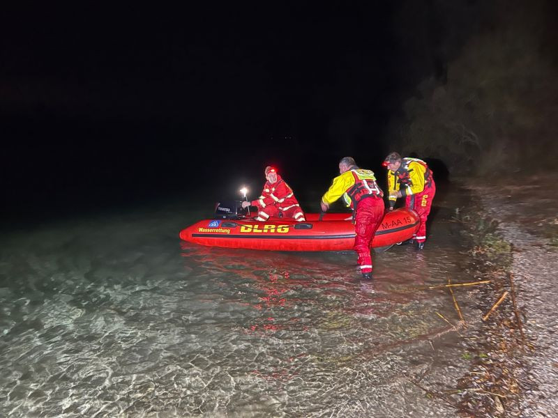 DLRG-Boot bei Nacht im Einsatz | Symbolbild 