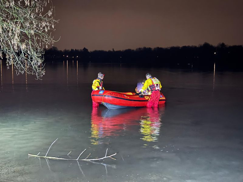 DLRG-Retter mit Motorrettungsboot | Symbolbild